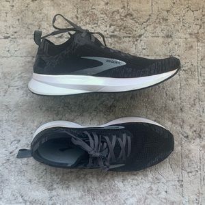 EUC Brooks Levitate 4. Black/white. Women’s 8.